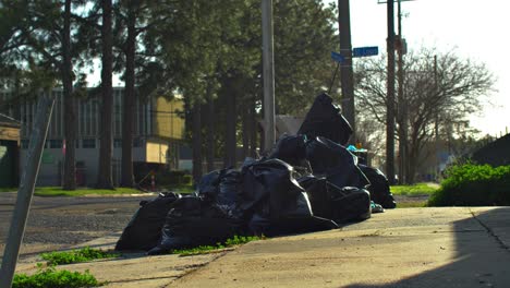 Müllsäcke-Auf-Der-Straße-New-Orleans-Gestapelt