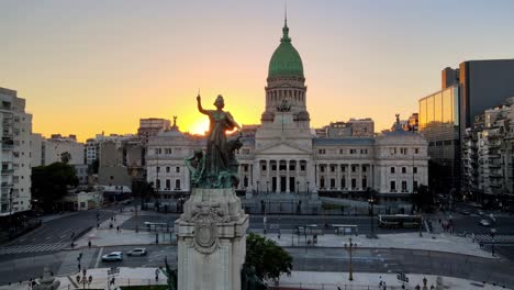 Aerial-Dolly-über-Kongressplatz-Und-Denkmal,-Das-Bei-Sonnenuntergang-Zum-Argentinischen-Kongressgebäude-Führt,-Buenos-Aires