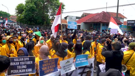 Students-protest-against-ratification-of-Omnibus-Law-policy,-Magelang,-Indonesia