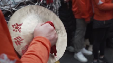 Vista-Cercana-Del-Hombre-Chino-Tocando-Platillos-De-Percusión-Haciendo-Música-En-La-Ciudad-China-De-Londres-Durante-La-Celebración-Del-Año-Nuevo-En-Inglaterra