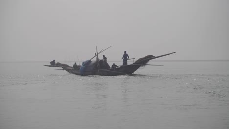 Barco-De-Pesca-Impulsado-Por-Motor-Se-Mueve-Rápido-A-Través-Del-Agua-Del-Río