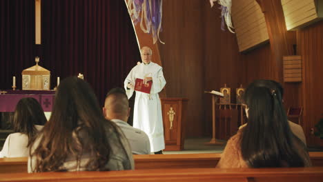 Katholischer-Priester-Predigt-Während-Der-Kirchenmesse,-Während-Die-Leute-Zuhören---Zeitlupe-4k