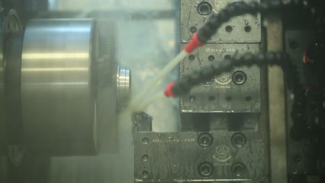 Auf-Einer-Fabrik-Wissenschaftler-In-Steriler-Schutzkleidung-Arbeiten-An-Einer-Modernen-Industriellen-3d-druckmaschine