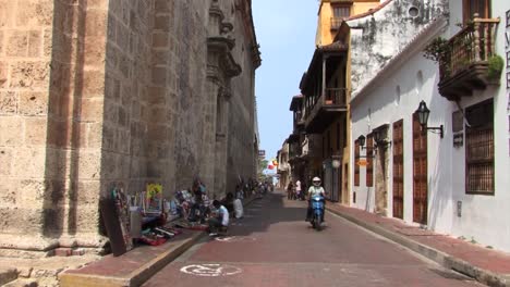 Calle-Alrededor-De-La-Iglesia-De-San-Pedro-Claver,-Iglesia-En-El-Casco-Antiguo-De-Cartagena,-Colombia