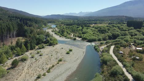 Aerial-Dolly-In-Rio-Azul-Fluss-Fließt-In-Tal,-Umgeben-Von-Pinien-Und-Bergen,-Patagonien,-Argentinien