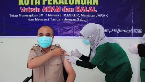 Von-Der-Regierung-Durchgeführte-Massenimpfung-Gegen-Covid-19,-Pekalongan,-Indonesien,-25.-Januar-2021