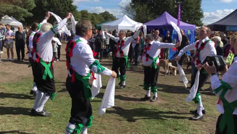 Die-Greensleeves-Morris-Men---Halten-Eine-Unterhaltsame-Englische-Tradition-Am-Tag-Der-Offenen-Tür-Von-Wimbledon-Und-Putney-Commons-In-Südlondon-Aufrecht