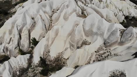 MAvic-Air-gimbal-moves-up-revealing-amazing-details-of-some-white-hills-around-Goreme-Kapadokya
