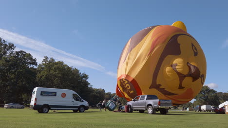 Heißluftballonbesatzung,-Die-Ihren-Ballon-Aufrichtet-Und-Aufbläst,-Bereit-Für-Eine-Angebundene-Anzeige-Bei-Einem-Heißluftballonfestival