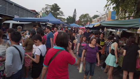 Toma-Del-Día-De-Pasar-Malam-O-Mercado-Nocturno-En-Taman-Aminah-Johor-Bahru-Malasia