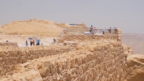 Gruppe-Von-Touristen-Auf-Den-Ruinen-Der-Alten-Festung-Masada-In-Israel
