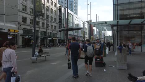 Lokale-Landschaft-Straßenansicht-Im-Stadtzentrum-Von-Vancouver-City-In-Kanada-Mit-Vielen-Menschen,-Die-In-Der-Einkaufsstraße-Spazieren-Gehen