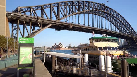 Sydney-Fähre-Kommt-Am-Milsons-Point-Wharf-An