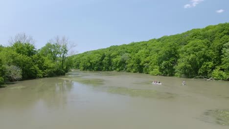 Ein-Paar-Gruppen-Von-Menschen,-Die-An-Einem-Warmen-Und-Sonnigen-Nachmittag-Im-Illinois-And-Michigan-Canal-Neben-Dem-Des-Plaines-River-Kajak-Fahren