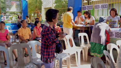 Los-Ciudadanos-De-La-Tercera-Edad-Inscritos-Hacen-Fila-Para-Recibir-Su-Asignación-Mensual-En-Efectivo-En-La-Ciudad-De-Cebú,-Filipinas