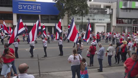 Schulkinder-Marschieren-Mit-Fahnen-Während-Der-Parade-Zum-Unabhängigkeitstag-Von-Costa-Rica