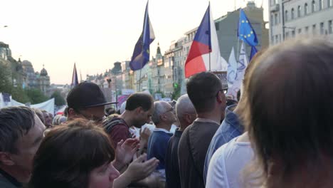 Gente-Aplaudiendo-Durante-La-Manifestación-Contra-El-Presidente-Y-Primer-Ministro-Checo,-Praga,-República-Checa