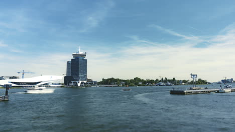 Boote,-Schiffe-Und-Segelboote-Fahren-über-&#39;t-Ij-In-Amsterdam