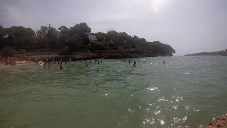 Spanien-Mallorca-Cala-D&#39;or-Strand-4k-Bei-60fps-Mit-Yi-4k-Wellen-Und-Menschen-An-Einem-Bewölkten-Tag-Am-Nachmittag