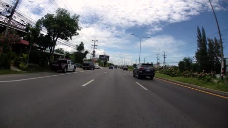 Este-Es-Un-Lapso-De-Tiempo-Con-Una-Cámara-De-Acción-Montada-Frente-Al-Camión,-Conduciendo-De-Pranburi-A-Hua-Hin-Y-De-Hua-Hin-A-Bangkok-En-Phet-Kasem-Road