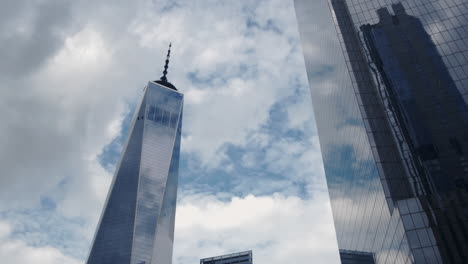 Una-Panorámica-Lenta-A-Través-Del-One-World-Trade-Center-En-La-Ciudad-De-Nueva-York