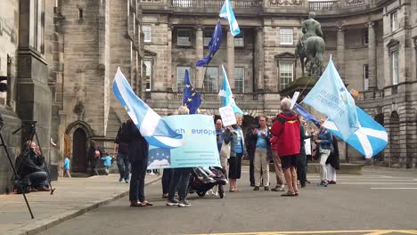 Zeitlupe-Von-Demonstranten-Und-Medien-Bei-Der-Anhörung-Zur-Prorogation-Des-Parlaments-Vor-Dem-Court-Of-Session-In-Edinburgh