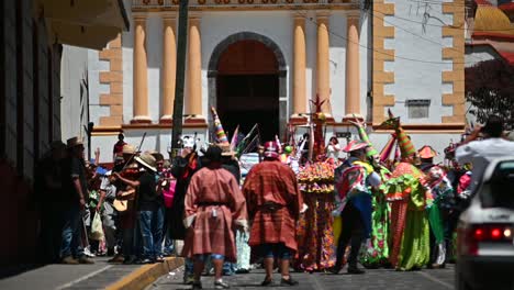 Mexikanische-Tänzer,-Sie-Werden-Clowns-Oder-Tocotines-Genannt,-Ist-Eine-Religiöse-Weise,-Um-Eine-Heilige-Maria-Magdalena-Bei-Ihrem-Schutzfest-In-Xico-Veracruz,-Mexiko-Zu-Feiern