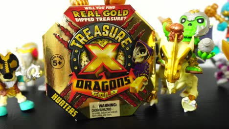 La-Cámara-Se-Aleja-Lentamente-Para-Mostrar-La-Caja-De-Juguetes-Dorada-Del-Tesoro-X-Dragones-Con-Minifiguras-A-Su-Alrededor