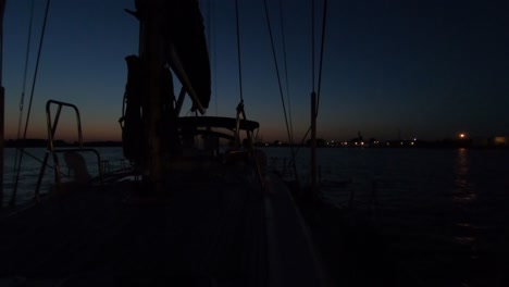 Die-Yacht-Kehrt-Nachts-Vom-Meer-In-Den-Hafen-Zurück