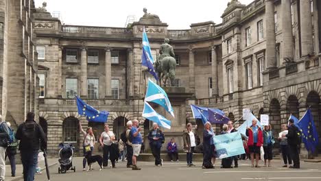 Cámara-Lenta-De-Manifestantes-Que-Apoyan-La-Audiencia-Legal-De-La-Prórroga-Del-Parlamento-En-El-Tribunal-De-Sesión-En-Edimburgo