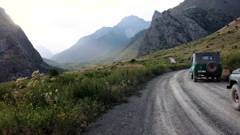 Conduciendo-Por-Algunas-De-Las-Carreteras-Más-Impresionantes-De-Kirguistán