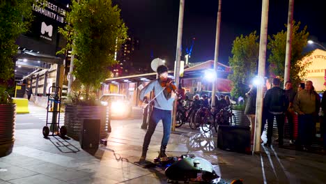 Músico-Callejero,-Joven-Violinista-Masculino-Tocando-Instrumentos-Musicales-En-La-Calle,-Tocando-El-Violín-En-Melbourne-Cbd-Street-Art