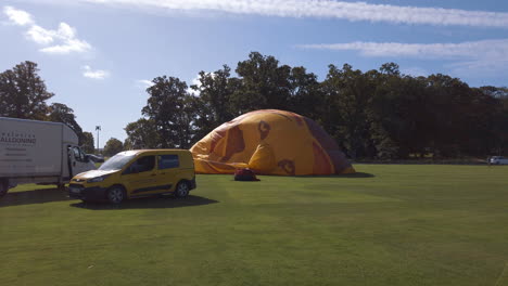 Ein-Team-Von-Heißluftballon-Ingenieuren-Baut-Seine-Ballons-Auf-Und-Bläst-Sie-Für-Eine-Gefesselte-Ausstellung-Bei-Einem-Heißluftballon-Festival-Auf