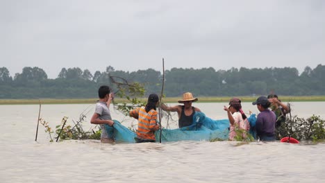 Plano-General-De-Personas-Pescando-En-El-Lago-Recogiendo-Una-Red-De-Pesca