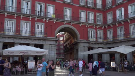 Vista-Estática-Bloqueada-Del-Arco-En-La-Plaza-Mayor-De-Madrid,-España-Al-Atardecer