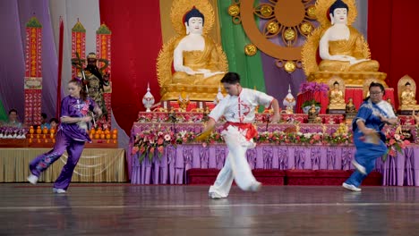 Shaolin-Chinesen-Führen-Chinesische-Kampfkünste-Während-Des-Buddha-Geburtstagsfestes-Im-Tempel-Auf