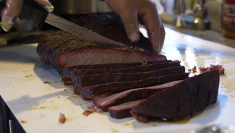 Un-Hombre-Corta-Una-Pechuga-Para-Cocinar-A-La-Barbacoa