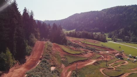 Tiro-De-Drone-De-Pista-De-Motocross-En-La-Sesión-De-Entrenamiento