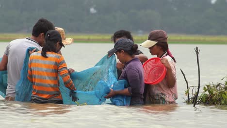 Close-shot-of-People-Fishing-on-the-Lake-Collecting-a-Fishing-Net