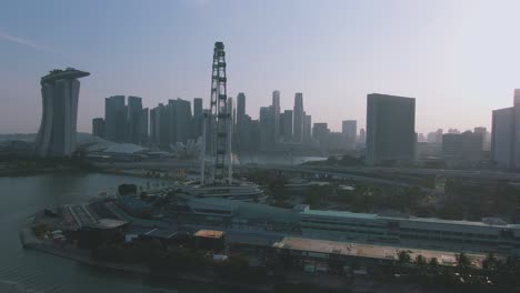 Lapso-De-Tiempo-De-La-Vista-Panorámica-Aérea-Del-Paisaje-Urbano-De-Singapur-Con-Atracciones-Turísticas-Populares,-Tomada-Con-Un-Dron