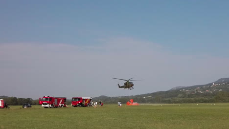 Cubo-De-Llenado-De-Helicópteros-Con-Agua-Para-Combatir-Incendios-Forestales,-Extinción-De-Incendios-Aéreos,-Asistencia-Militar-A-Los-Bomberos-En-Eslovenia