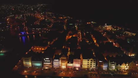 Paseo-Marítimo-De-La-Ciudad-Por-La-Noche-En-Willemstad,-Curacao