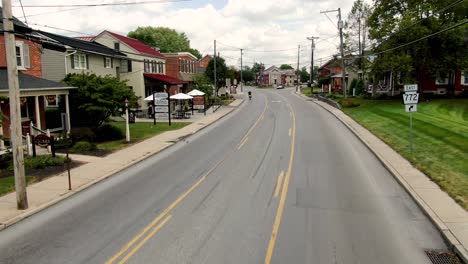 Aerial-drone-flight-above-road-through-Village-and-shops-in-Intercourse,-Lancaster-County,-Pennsylvania