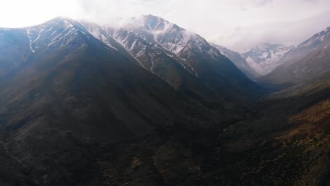 Antena-Ascendiendo-Lentamente-Junto-A-Montañas-Nubladas-En-Los-Andes,-Chile-4k