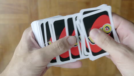 Hände,-Die-Ein-Stapel-Von-Uno-überprüfen