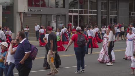 Gente-Con-Ropa-Tradicional-Costarricense-Durante-El-Desfile-Del-Día-De-La-Independencia-De-Costa-Rica