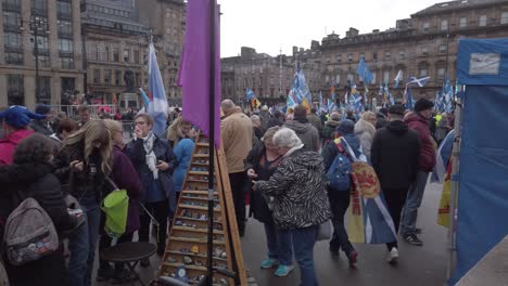 Eine-Menschenmenge-Bei-Einer-Schottischen-Unabhängigkeitskundgebung-Am-George-Square