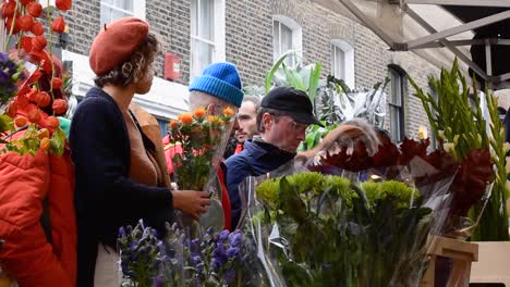 People-buying-flowers-from-a-street-vendor-at-the-Columbia-Road-Flower-Market
