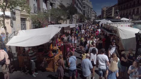 Una-Toma-Estática-De-Gente-Caminando-En-El-Mercadillo-&quot;rastro&quot;,-En-Madrid