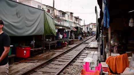 Un-Emocionante-Viaje-En-Tren-Al-Mercado-Ferroviario-De-Mae-Klong